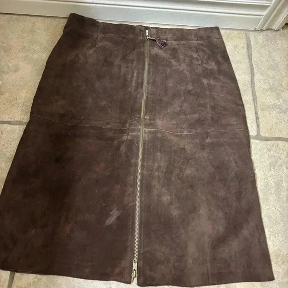 Vintage Isaac Mizrahi suede a line skirt in size 8. Timeless. - Picture 4 of 5